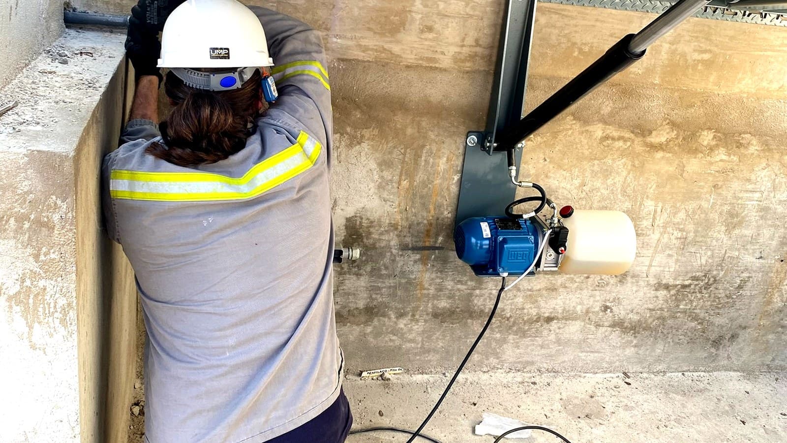 Técnico realizando instalação de niveladora