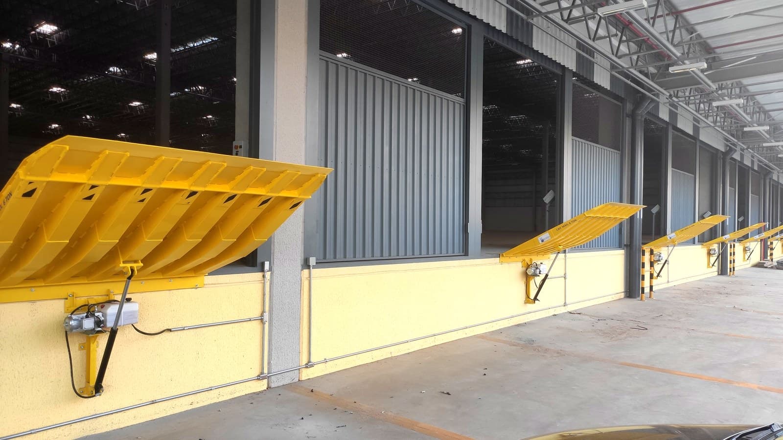 Niveladoras instaladas em galpão logístico