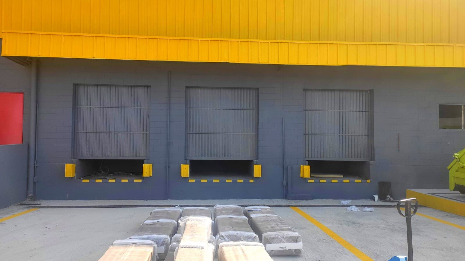 Abrigos e niveladoras instalados em conjunto