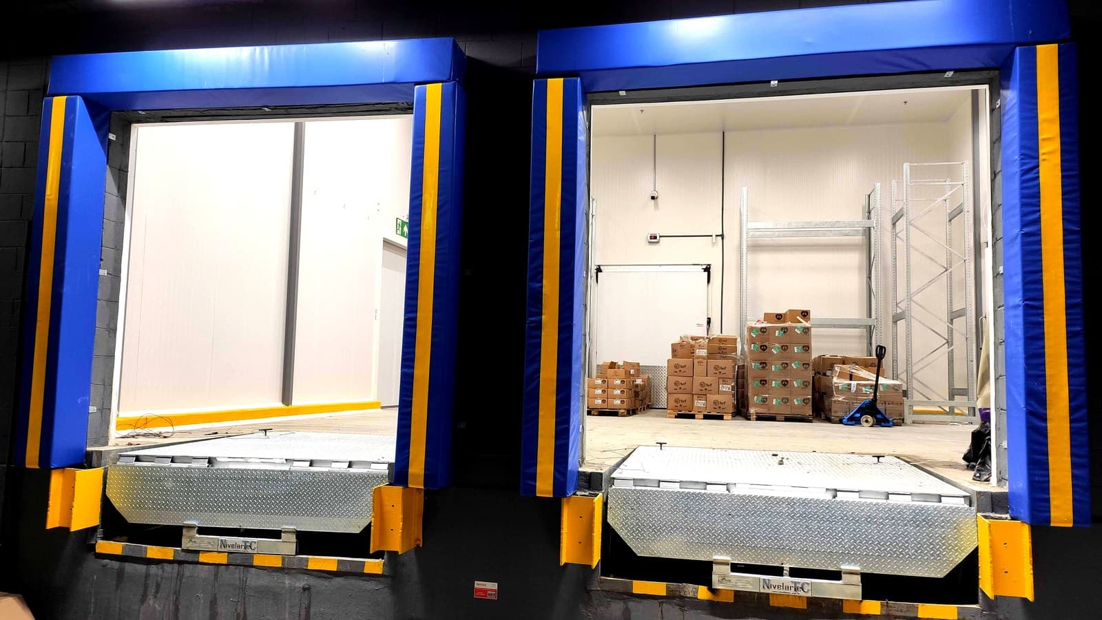 Abrigos de doca com vedação inflável instalados