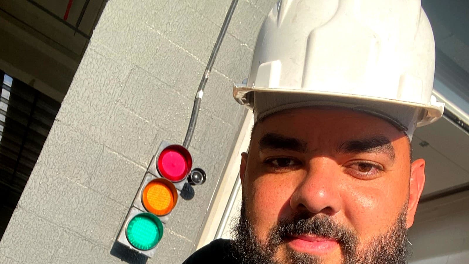 Técnico com semáforo de automação de doca